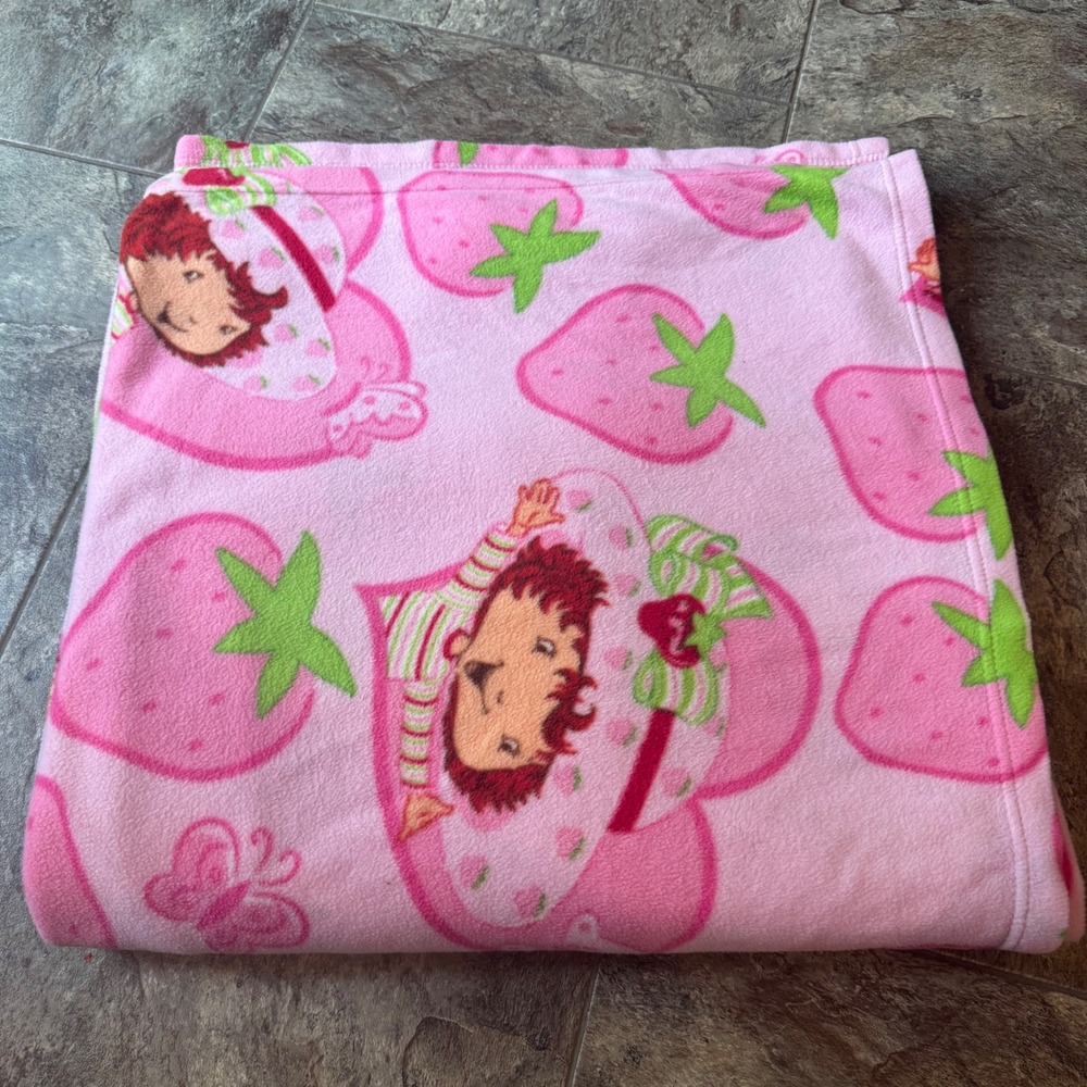 Vintage Y2K 2004 Strawberry Shortcake Pink Fleece Throw Blanket Girls Kids 70x80